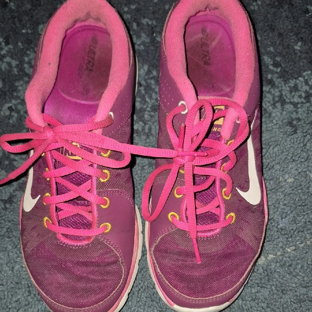 Nike Women's Fuchsia Athletic Shoes Size 6.5 - Picture 2 of 5